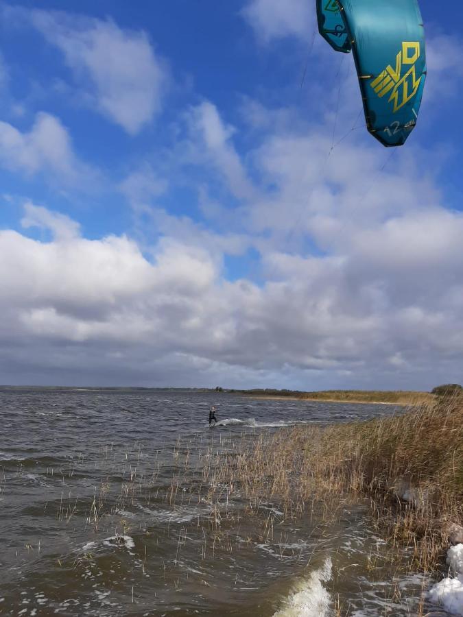 Freistehendes Einfamilienhaus Mit Boddenblick Naehe Ostsee Fuhlendorf  エクステリア 写真
